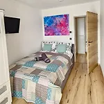 Homestay Private Room's Aitrach, Style, Comfort, Quiet, Motorway Connection